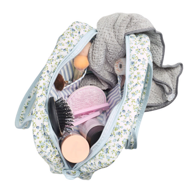 Karen stor toilettaske med hank i blåt småblomstret quilt